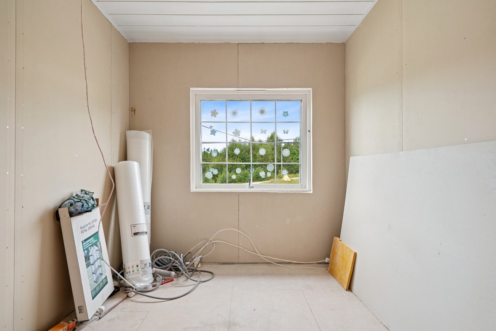 Rom i husets andre etasje, før benyttet som soverom. Oppgradert med isolering og nye plater. Galleribilde