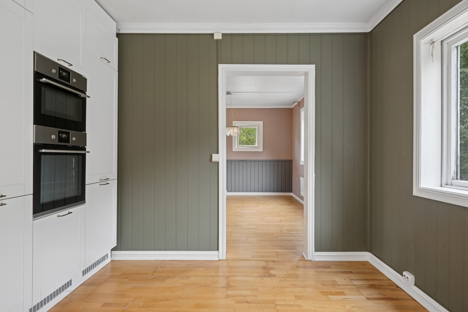 Gulvflater belagt med gulvbelegg og laminat. Galleribilde