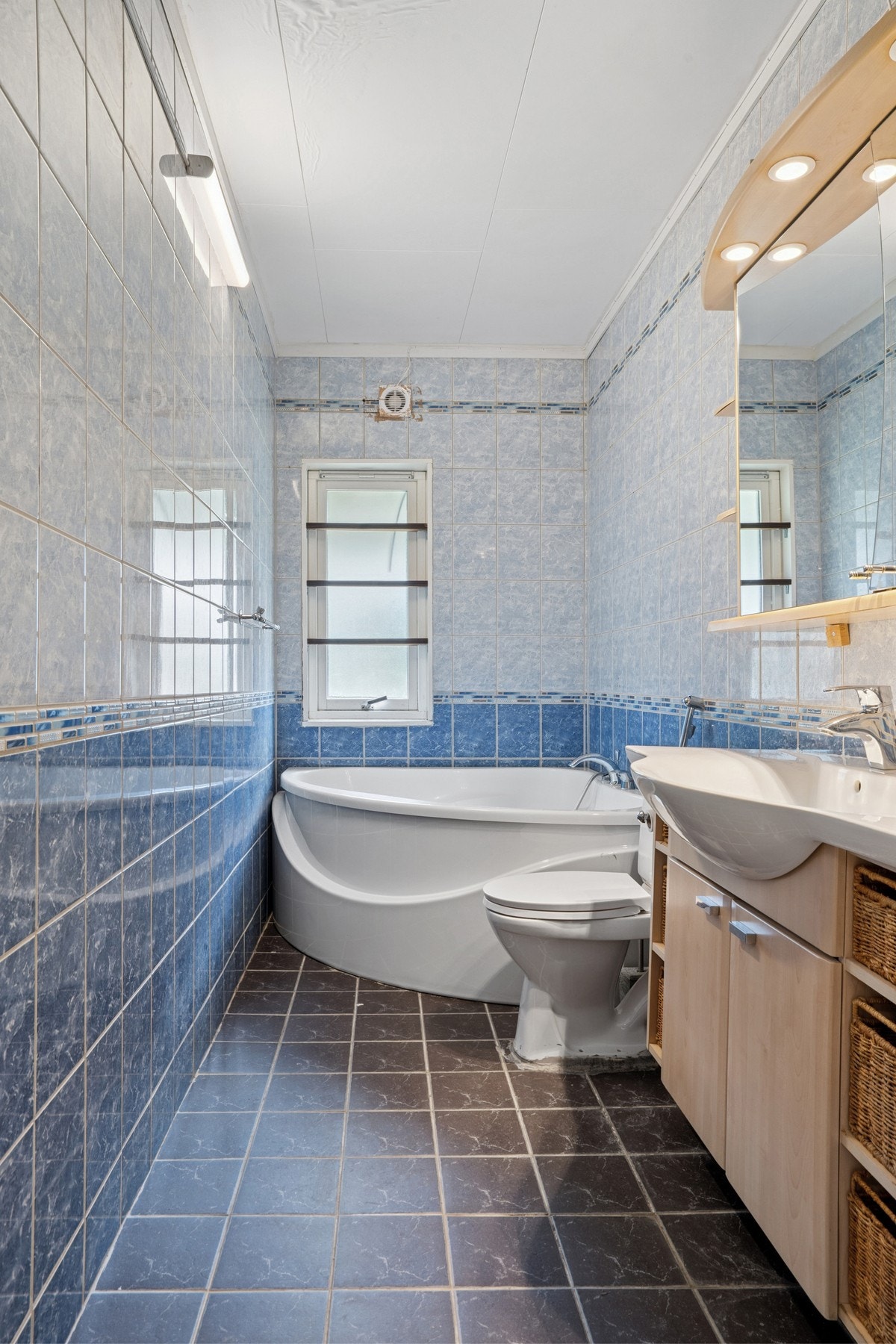 Baderommet har flislagte gulv og vegger. Galleribilde