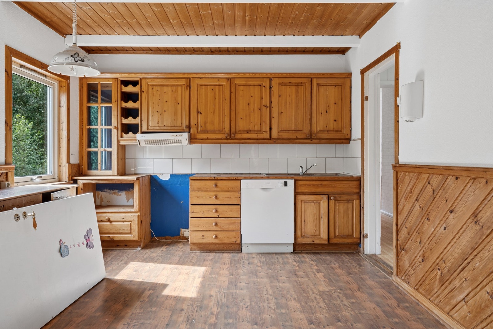 Kjøkkeninnredningen med profilerte fronter med ukjent alder. Galleribilde