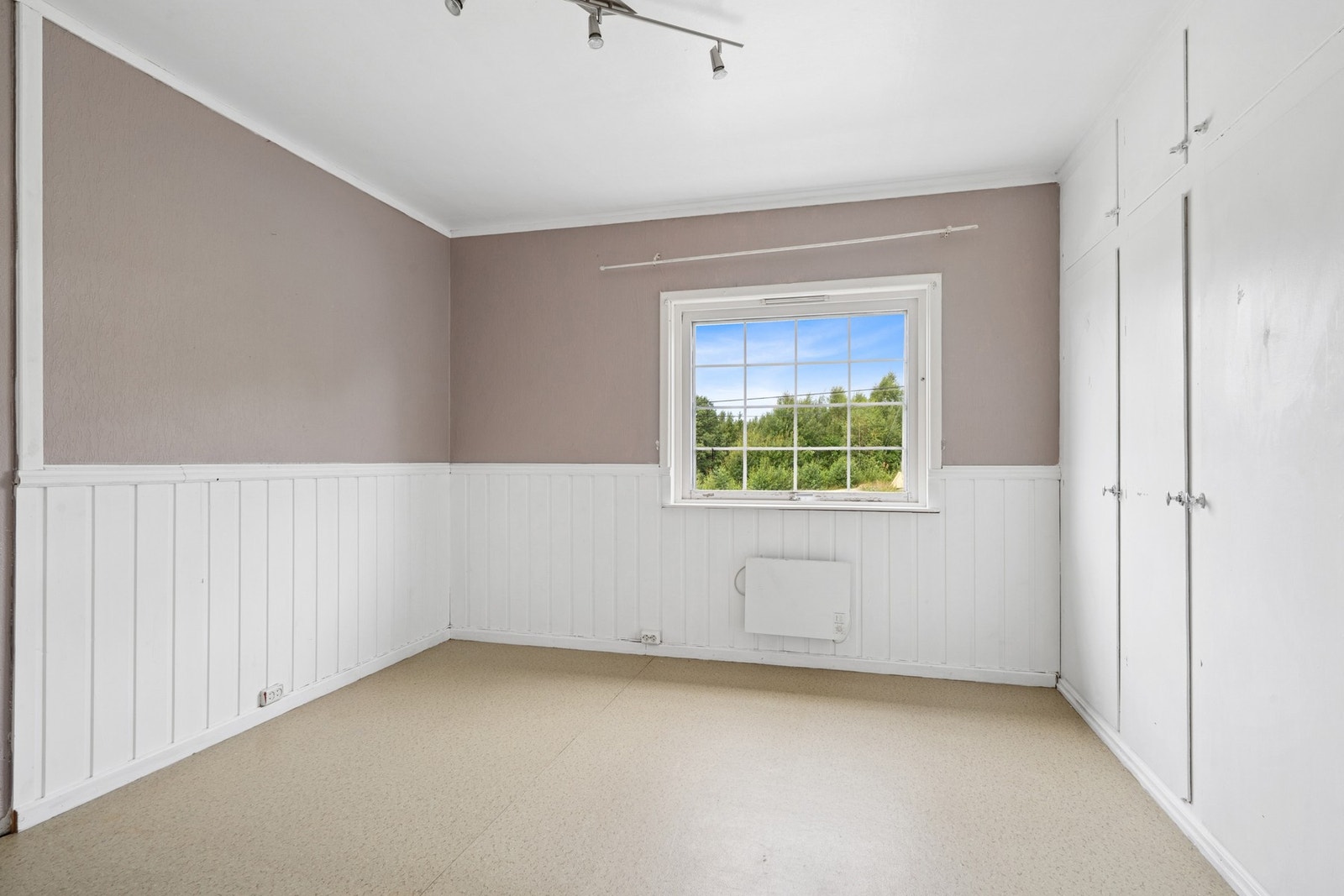 Soverom nr. 4 beliggende i husets andre etasje. Soverommet har plass til stor seng, nattbord og garderobeskap. Galleribilde