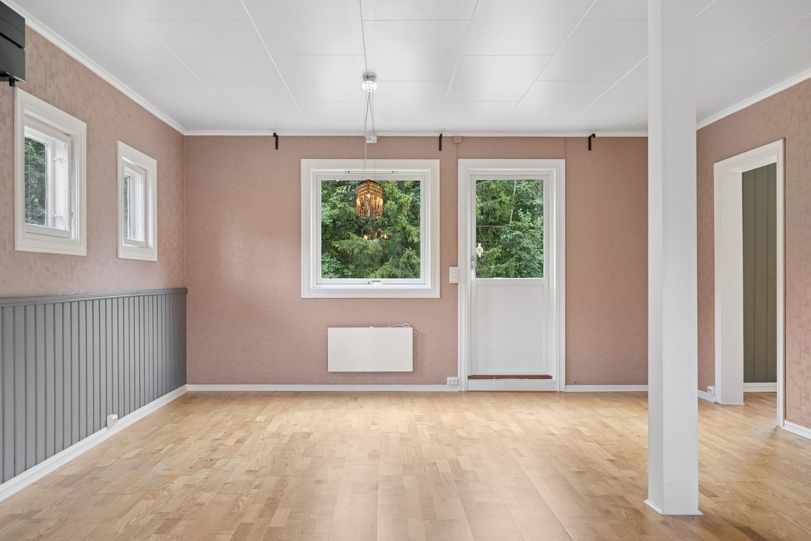 Stuen har både varmepumpe og peis. Her kan du også innrede med et stort spisebord og tilhørende stoler. Galleribilde