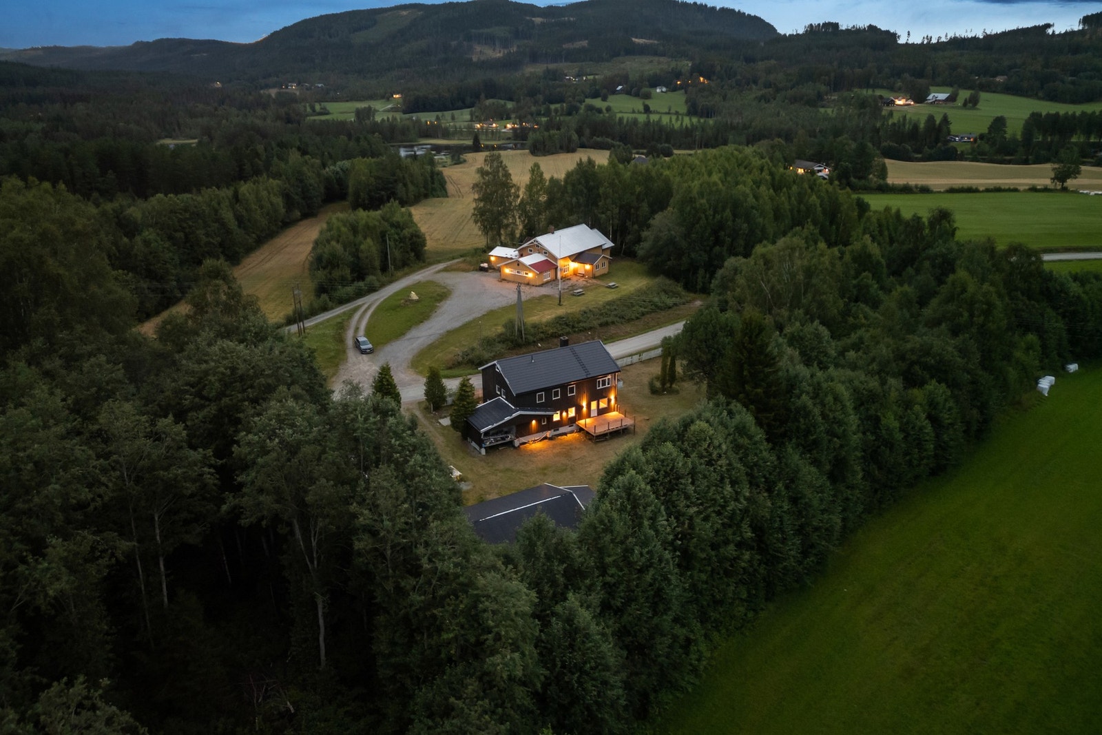 Det er bussforbindelse fra Tuskinn, cirka 400 meter unna, og det tar omtrent 20 minutter med bil til Kongsvinger sentrum og togstasjonen med videre forbindelse mot Oslo. Galleribilde