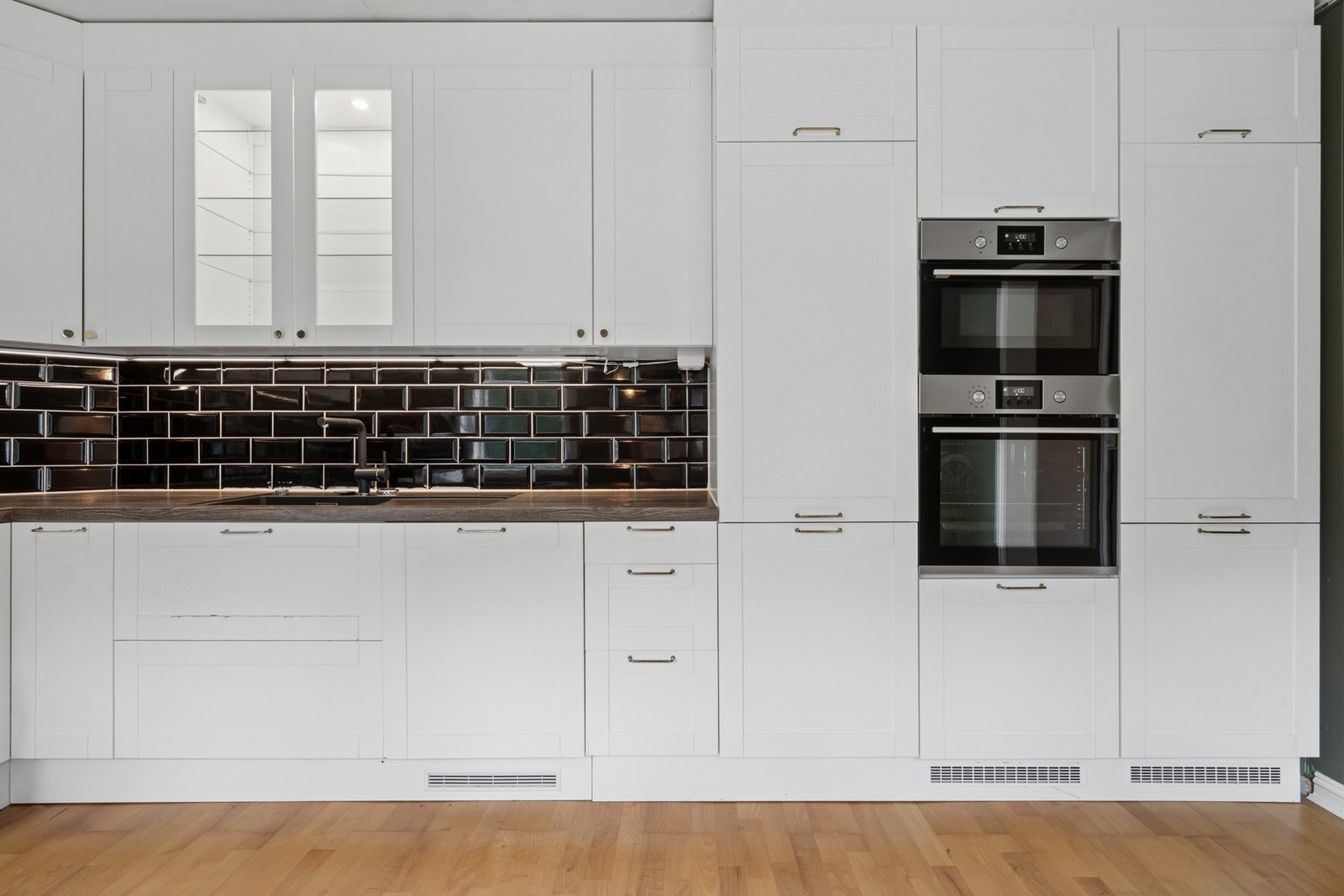 Flislagt mellom kjøkkenbenk og overskap. Galleribilde