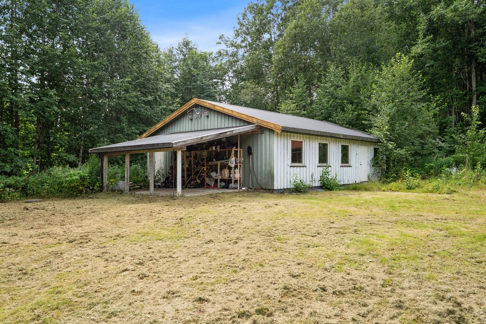 Utehus med carport. Galleribilde