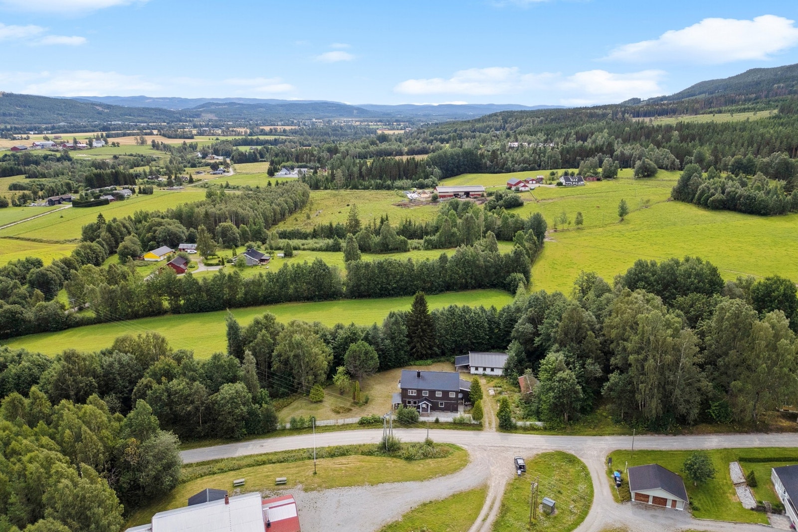 Enebolig beliggende i Hyndensvingen 93 på Brandval i Kongsvinger kommune. Tomtearealet er opparbeidet med biloppstillingsplasser, plenarealer, trær og diverse beplantning. Galleribilde