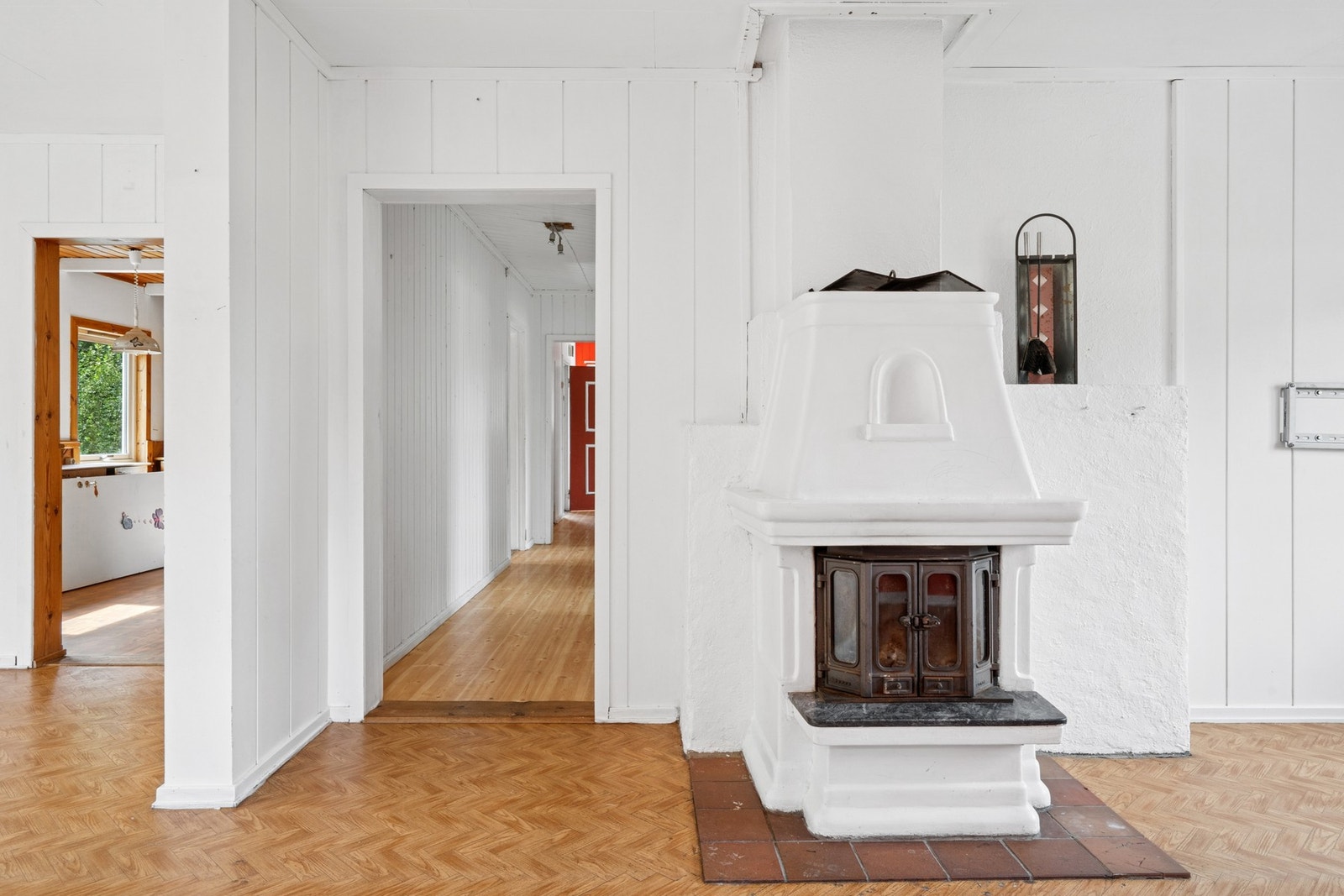 Stuen har en koselig peis. Galleribilde