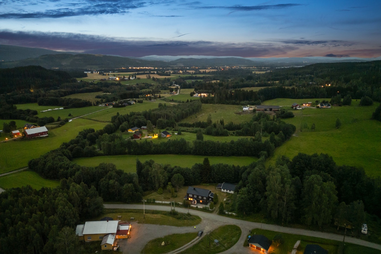 Eiendommen ligger i naturskjønne omgivelser med nærhet til flotte turområder. Her kan du virkelig nyte livet på landet. Galleribilde