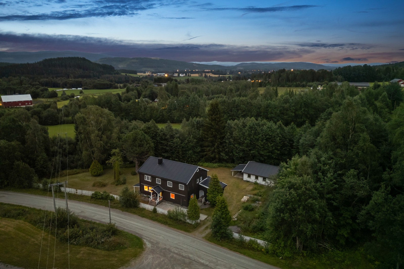 Daglige innkjøp kan gjøres på Joker Brandval, kun 5 minutters kjøring fra boligen, eller på større butikker som Kiwi på Roverud. Galleribilde