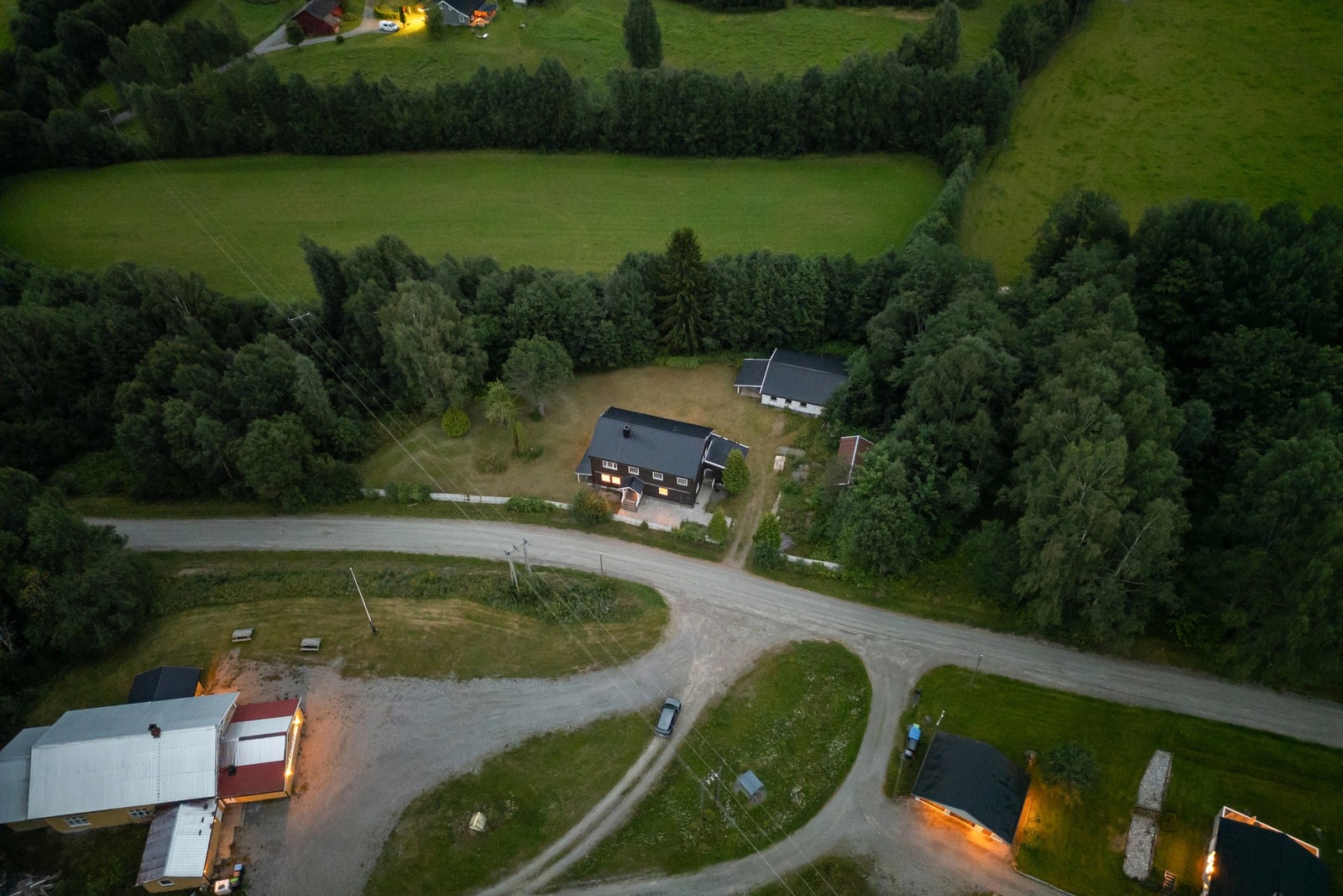 Eiendommen har en flott og flat tomt på 2,4 mål. Galleribilde