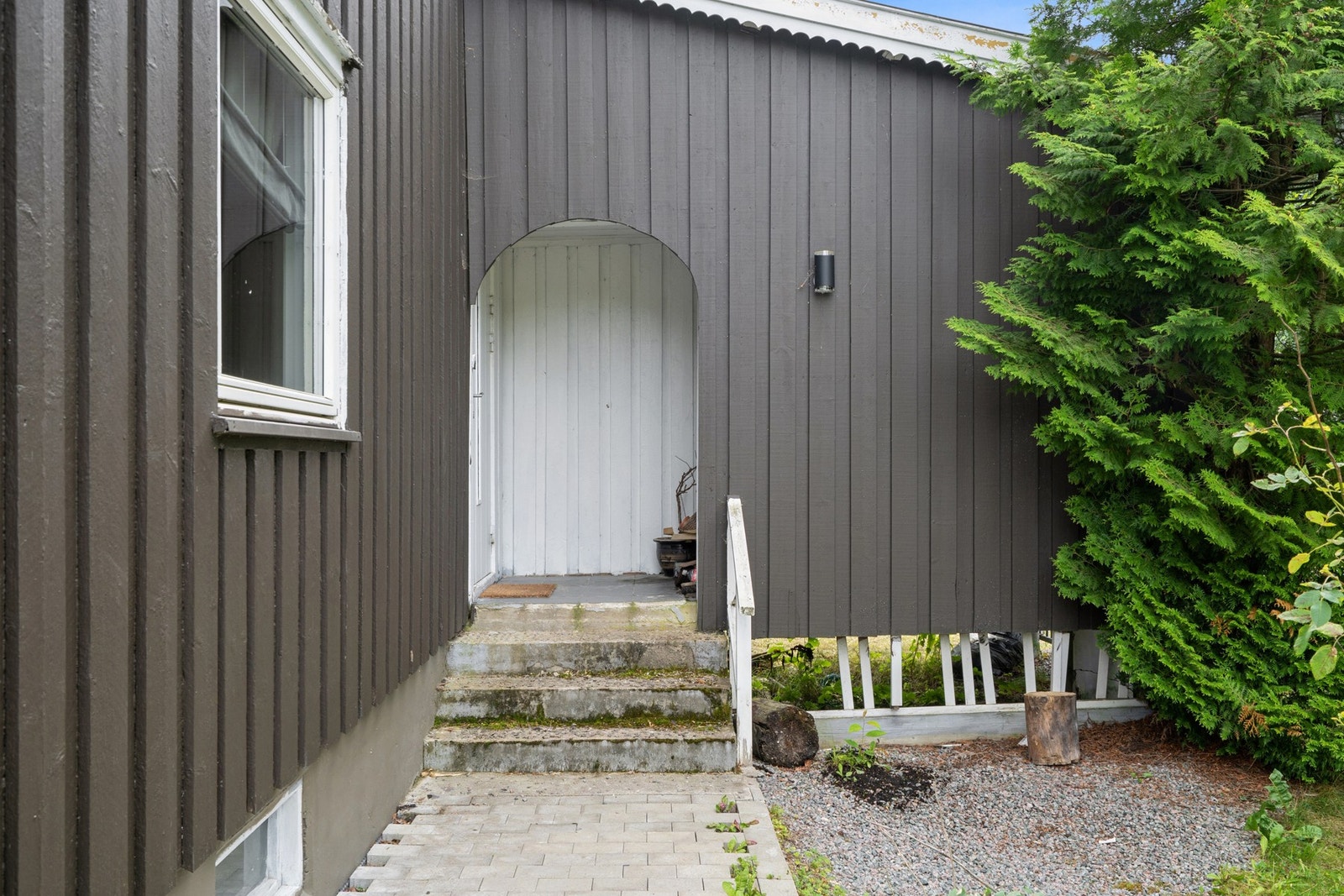 Det er egen inngang fra utsiden til husets andre etasje. Galleribilde