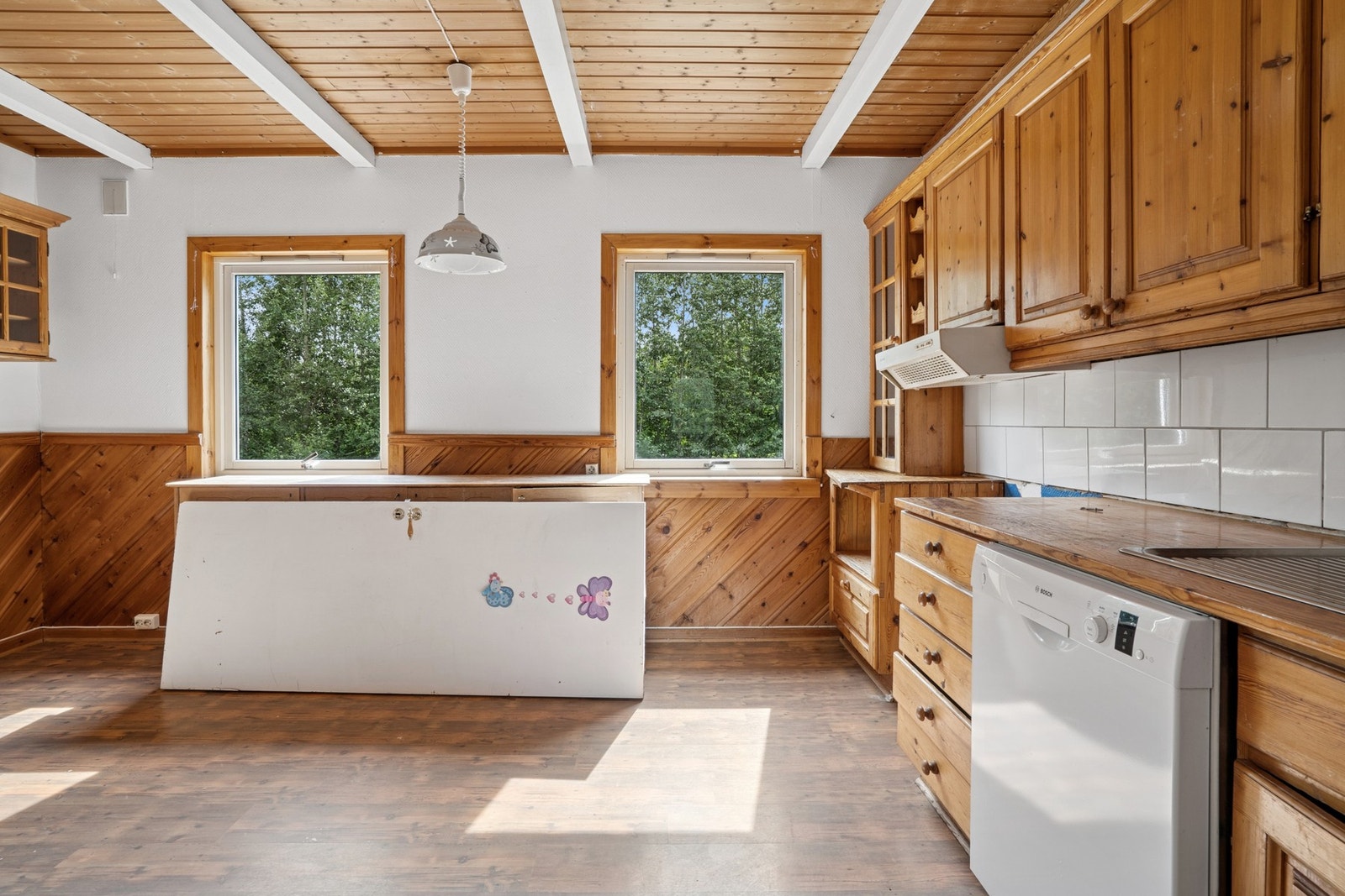 Kjøkken i husets andre etasje er romslig. Her har du plass til et stort kjøkken med mye skap- og benkeplass. Du har også plass til spisebord og stoler på kjøkkenet. Galleribilde