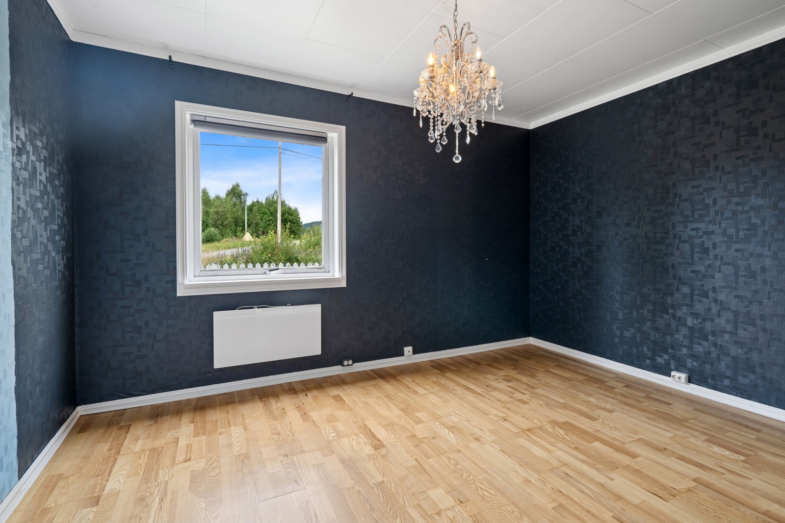 Soverom nr. 1 beliggende i husets 1. etasje er romslig har plass til seng, nattbord og garderobeskap. Galleribilde