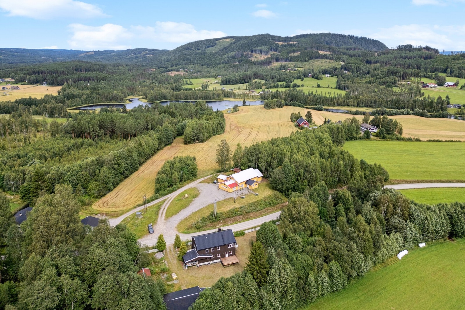 Eiendommen ligger i rolige omgivelser i Brandval, nord for Kongsvinger sentrum. Galleribilde