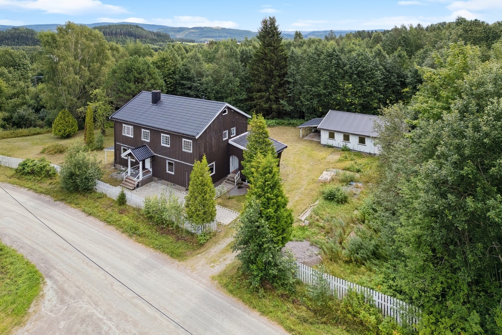 Her bor du i naturskjønne omgivelser med nærhet til både dagligvare, barneskole og barnehage. Galleribilde