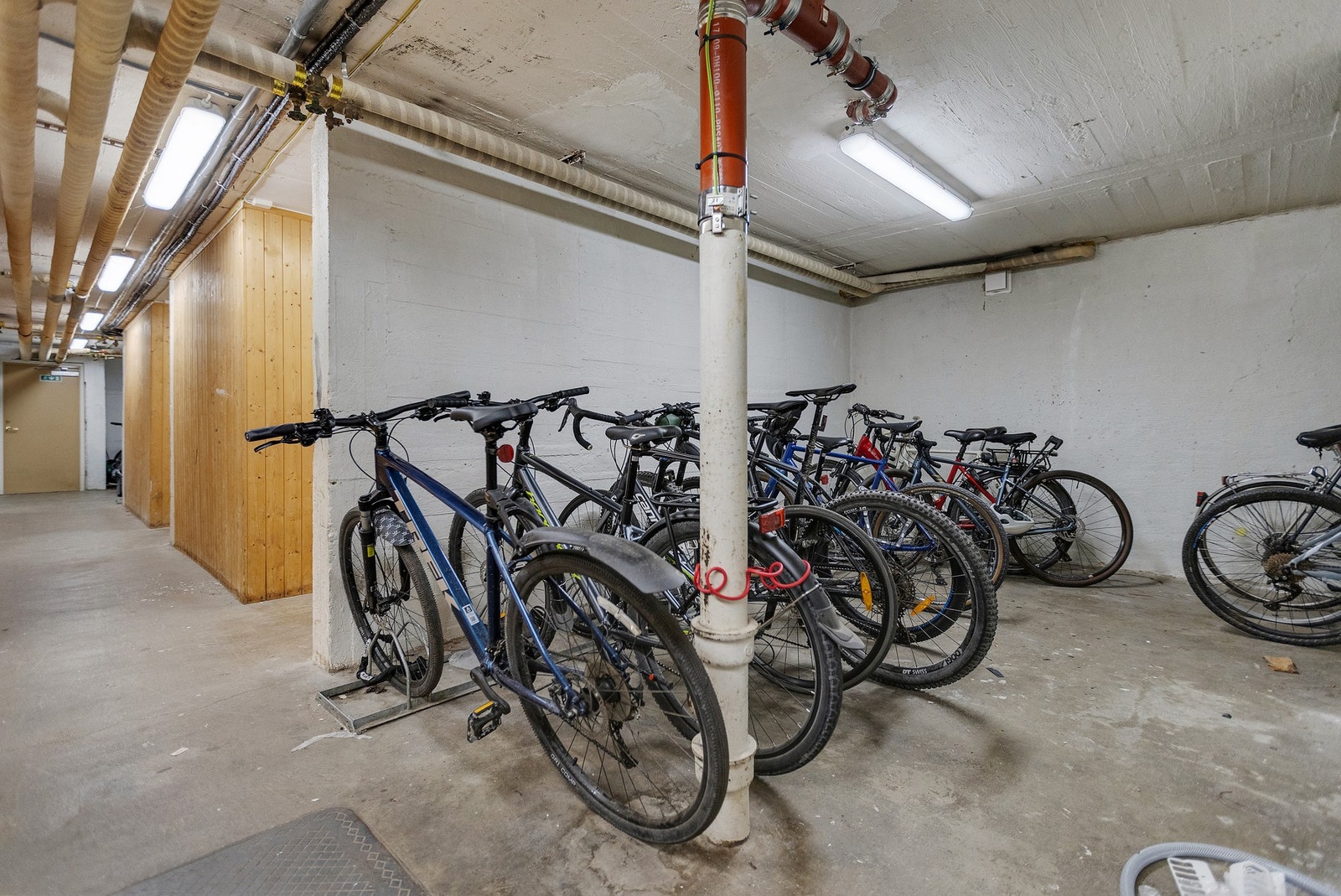 Felles sykkelparkering. Galleribilde