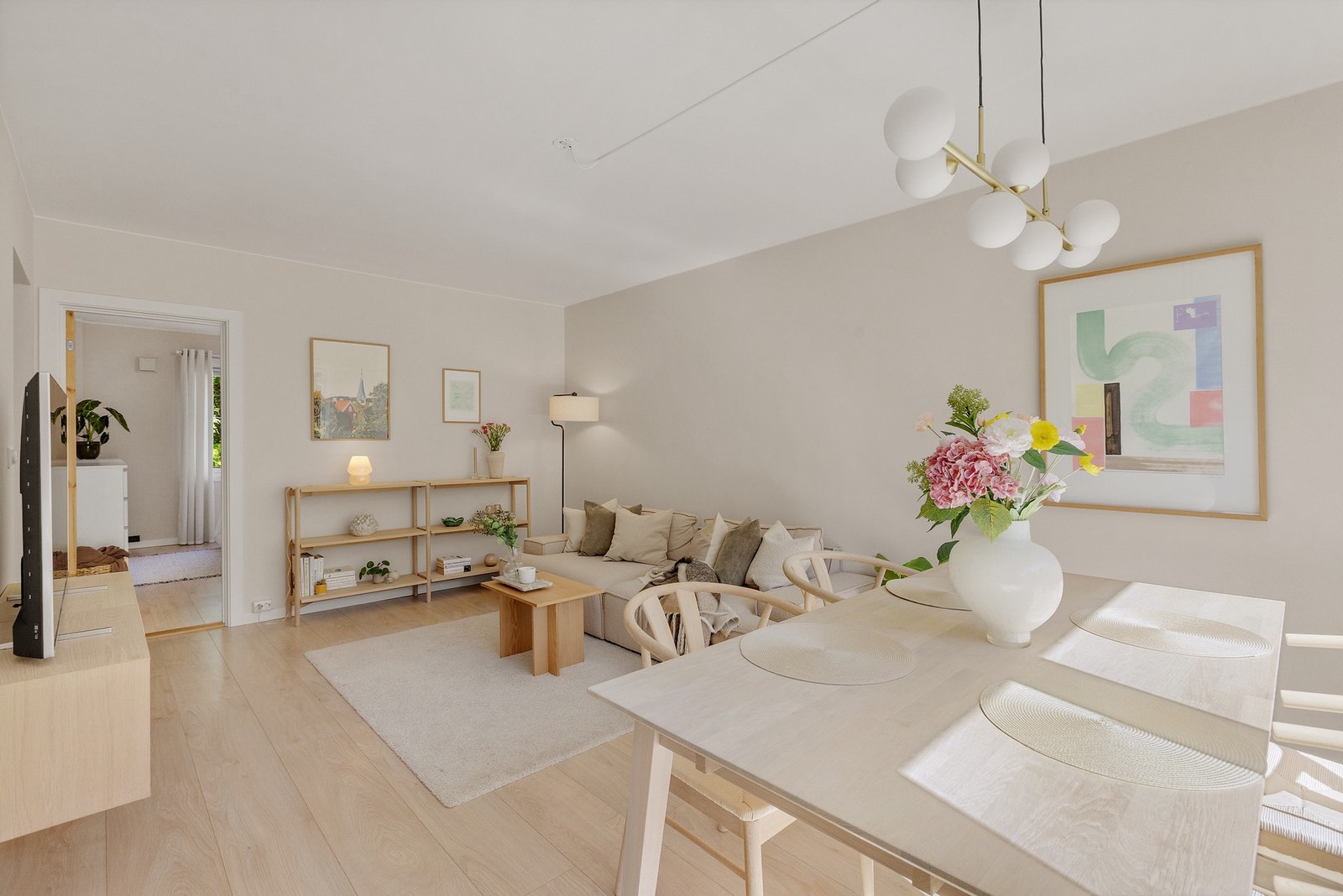 Leiligheten har laminatgulv, vannbåren gulvvarme og malte overflater i lyse nyanser. Galleribilde
