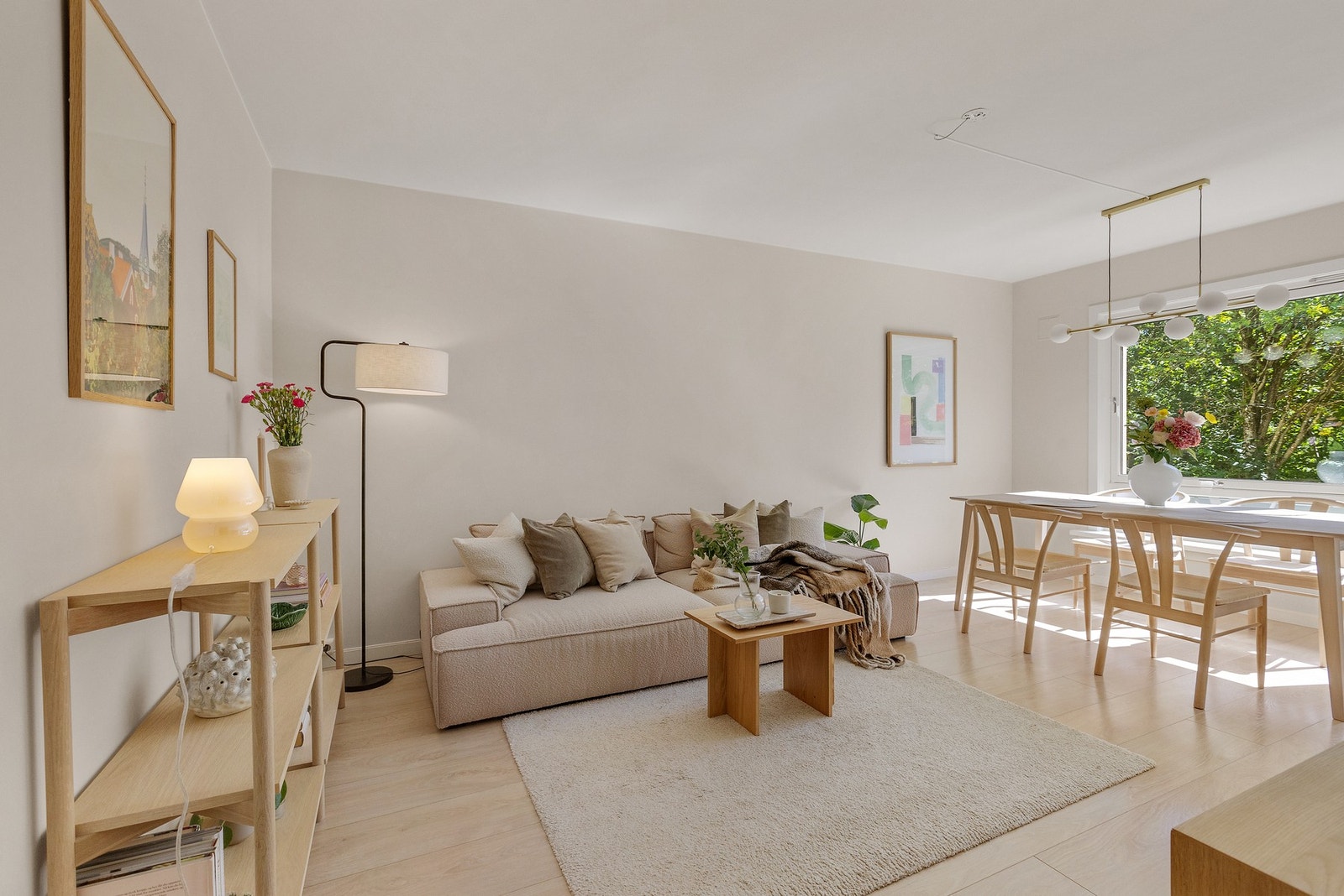 Her får du en moderne bolig med tidsriktige oppgraderinger, god planløsning og en herlig balkong med utsikt mot frodige fellesområder. Galleribilde