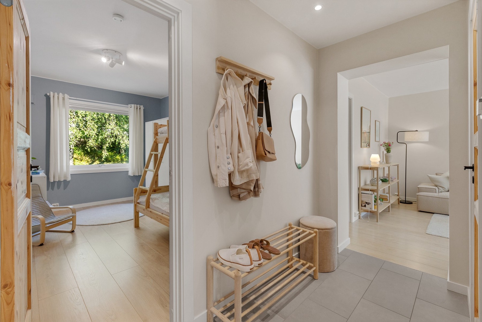 Her er det flislagt gulv med vannbåren gulvvarme, downlights i himlingen og delikate farger på veggene. Galleribilde