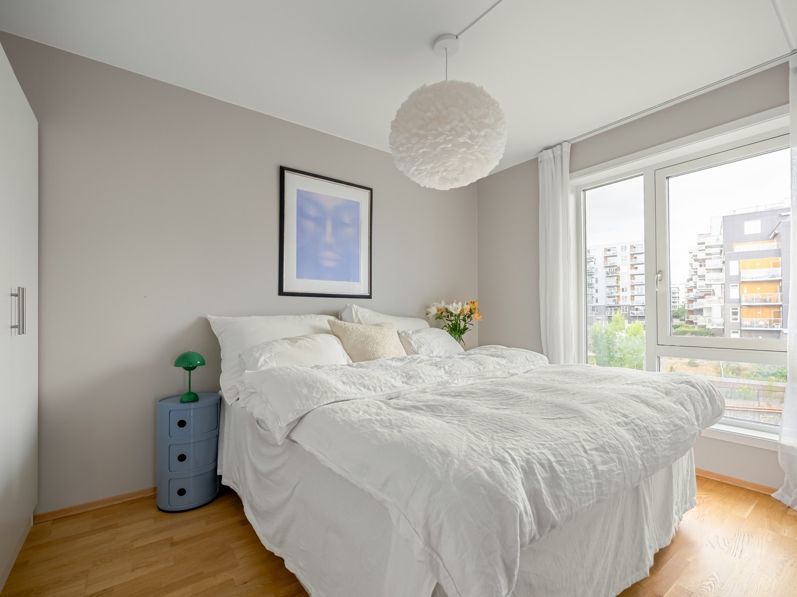 Fra entreen finner vi leilighetens soverom. Galleribilde