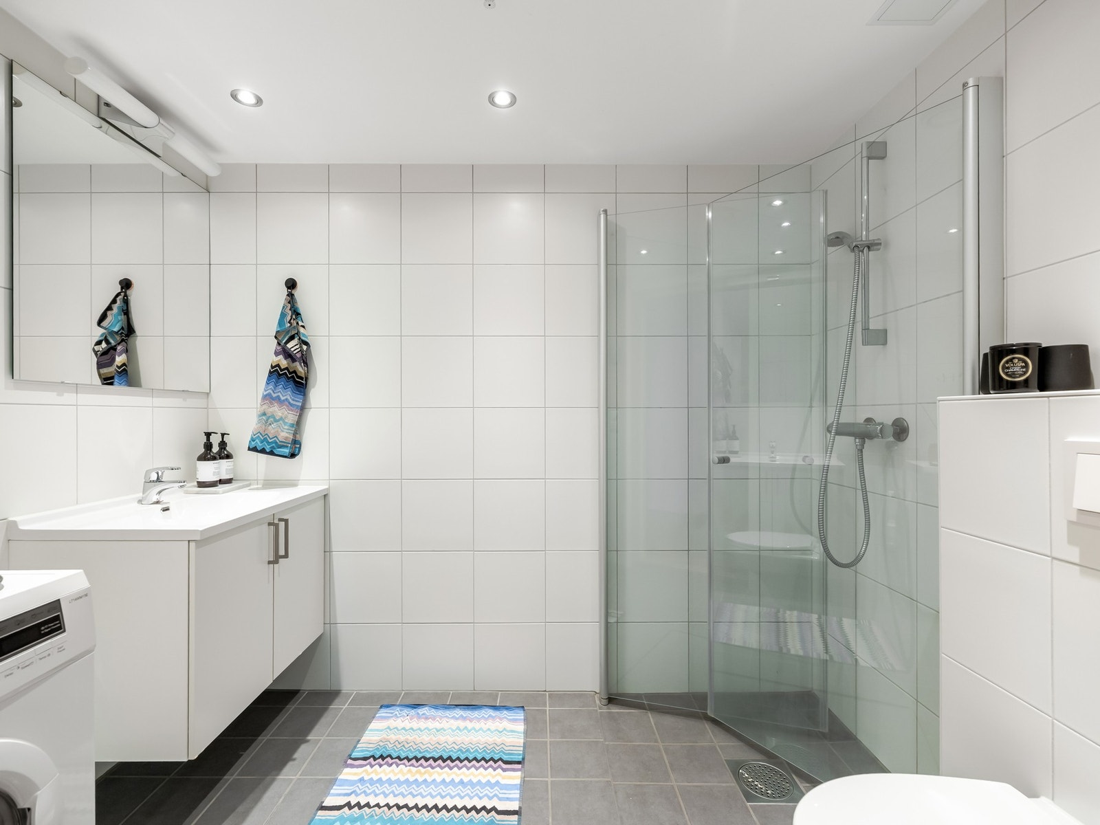 Badet er lyst og pent fliselagt med varmekabler i gulvet - selvfølgelig!. Galleribilde