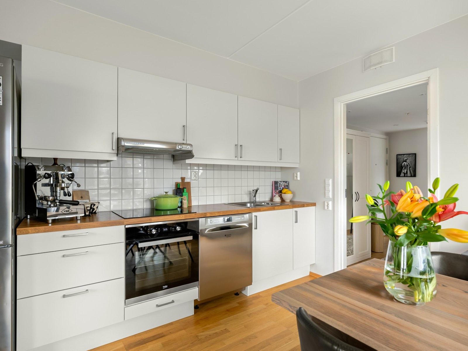 Kjøkkenet er akkurat passe stort med plass til alt du trenger. Galleribilde