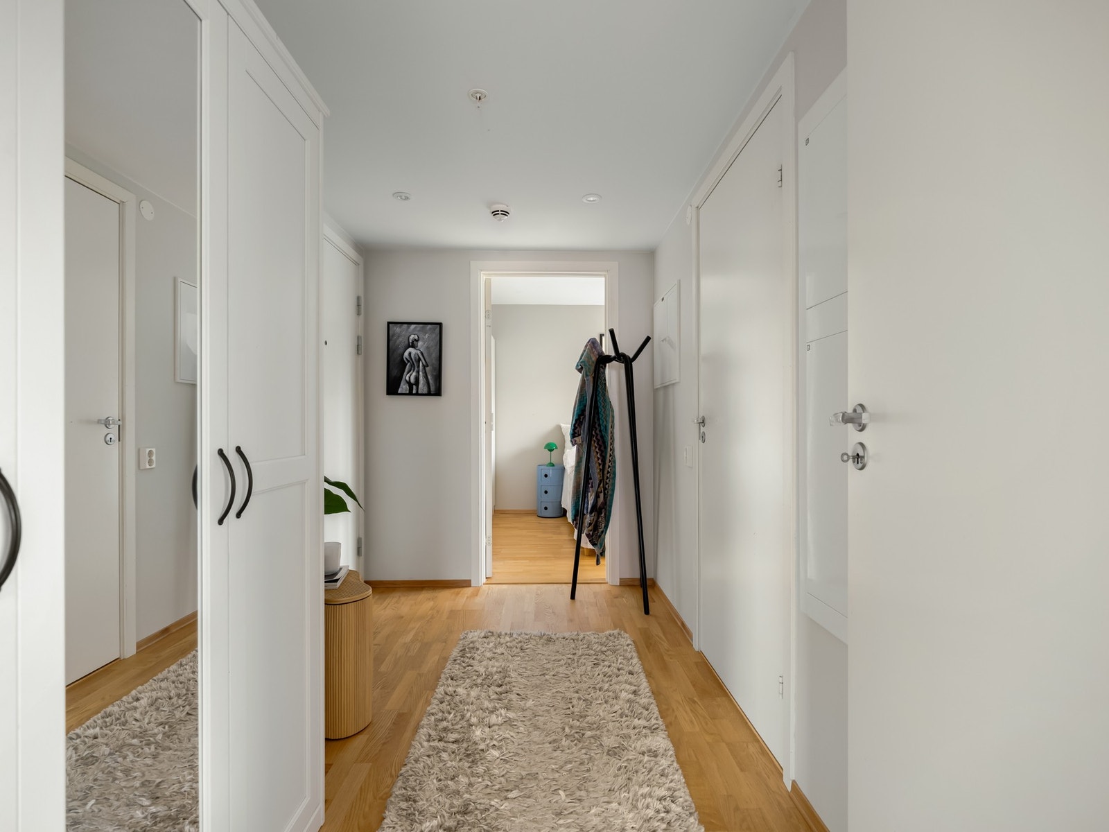 Vi går videre til entreen. Den er romslig og er innredet med et garderobeskap. Galleribilde