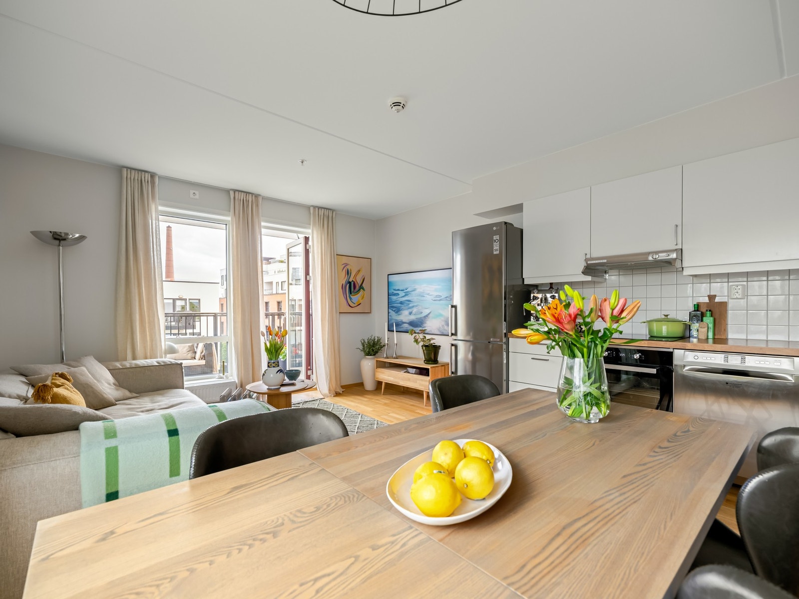 Rommet er luftig og romslig med plass til både spisebord og sofagruppe. Galleribilde