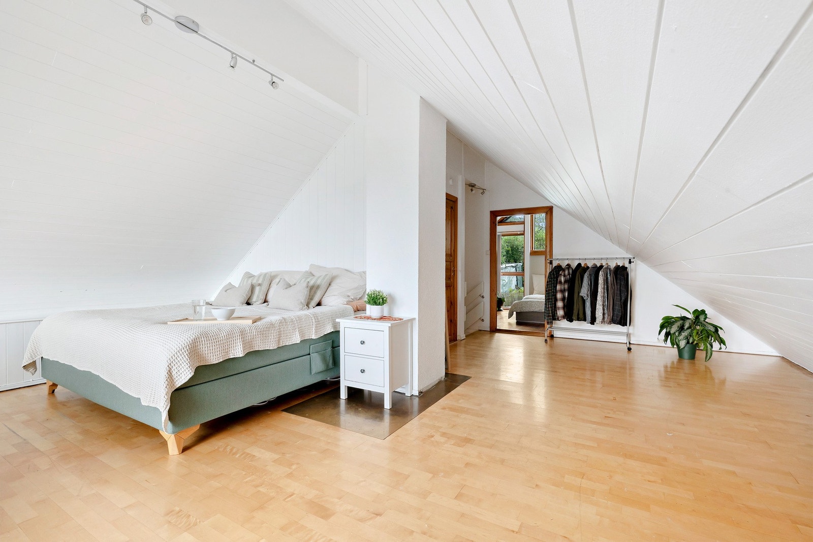 Stort og lyst oppholdsrom. Galleribilde