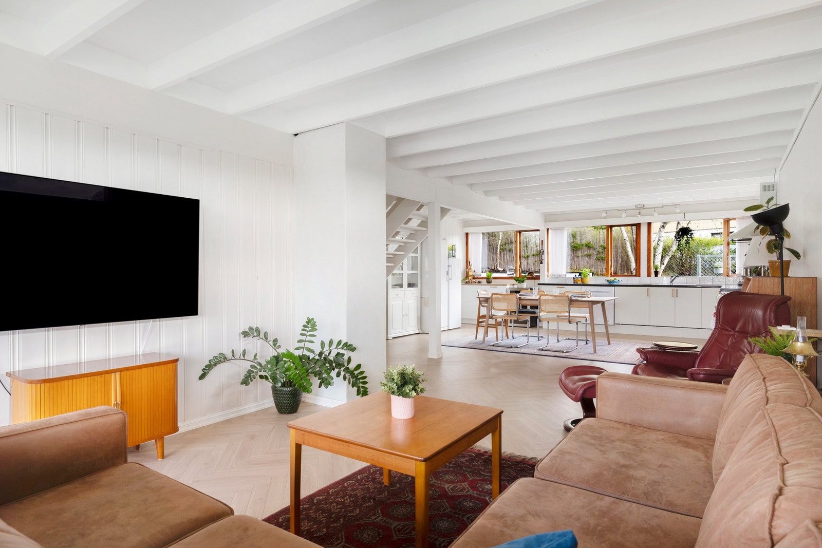 Sjekk ut denne lyse stuen! Stuen byr på en innbydende atmosfære med store vindusflater som slipper inn naturlig lys. Galleribilde