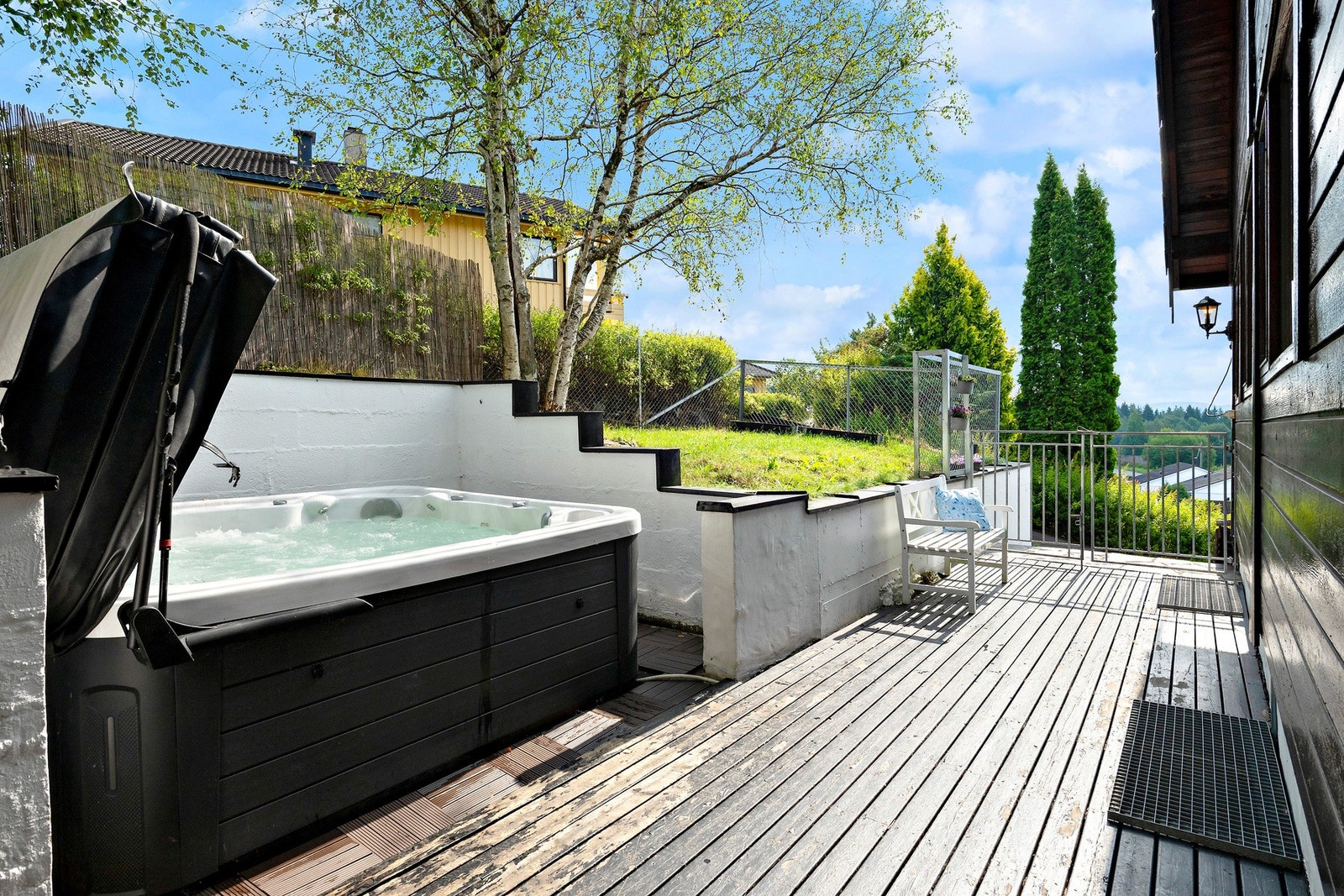 Som en ekstra luksus ble det i 2022 installert en jacuzzi fra Quality Spas, som gjør dette til et uteområde utenom det vanlige. Galleribilde