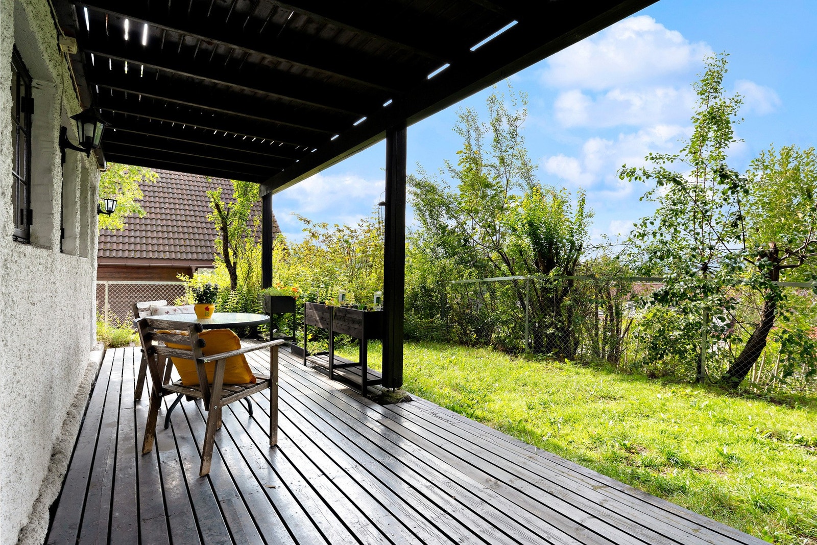 Fra stuen er det utgang til terrasse og hage - perfekt for å nyte dagen ute. Galleribilde