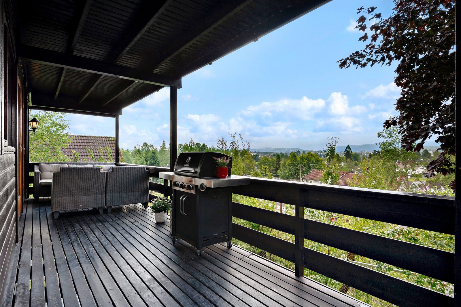 Videre får du gode solforhold med morgensol på fremsiden av huset og ettermiddag/kveldssol på baksiden. Galleribilde