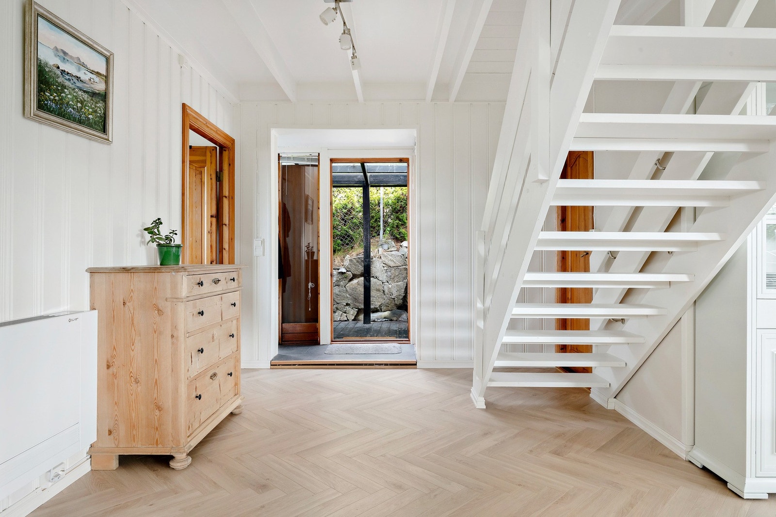 Velkommen inn! Her møtes du av en lys og romslig gang med god plass til kommode og annet entrémøblement. Galleribilde