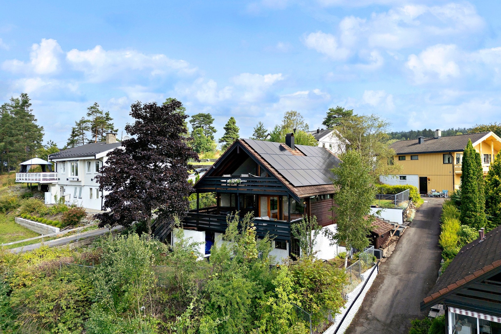 Eiendommen byr på uteområder på 88 kvm med gode solforhold - perfekt for både rolige dager og hyggelige sammenkomster. Galleribilde