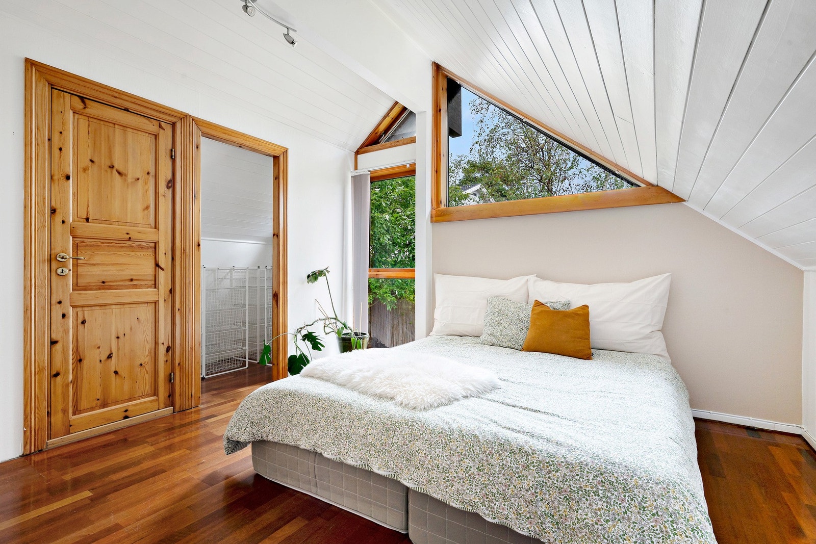 Boligens hovedsoverom i andre etasje har god størrelse til både seng og innredning. Store vindusflater slipper inn rikelig med lys, og tilknyttet finner du to boder som gir praktisk oppbevaringsplass. Galleribilde