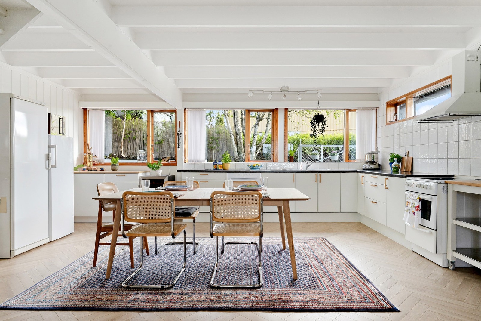 Her er det store vindusflater som gir godt lys til matlagingen, og den avlange utformingen gir plass til flere soner og arbeidsflater. Galleribilde