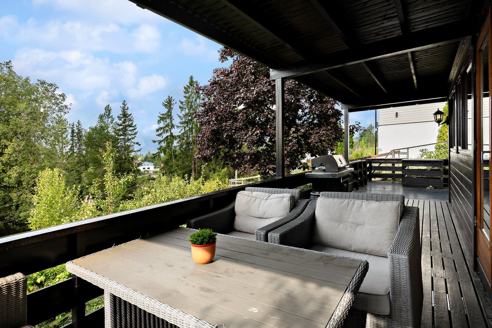 Boligen byr på 56 kvm uteområder i første etasje. Galleribilde