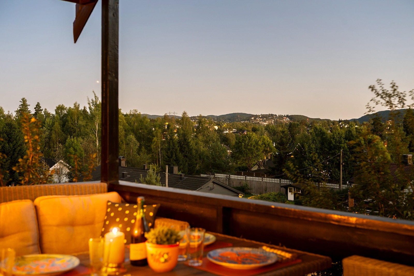 Fra stuen har du utgang til en romslig terrasse med fantastisk utsikt og gode solforhold - perfekt til grill, loungemøbler og hyggelige sommermiddager. Galleribilde