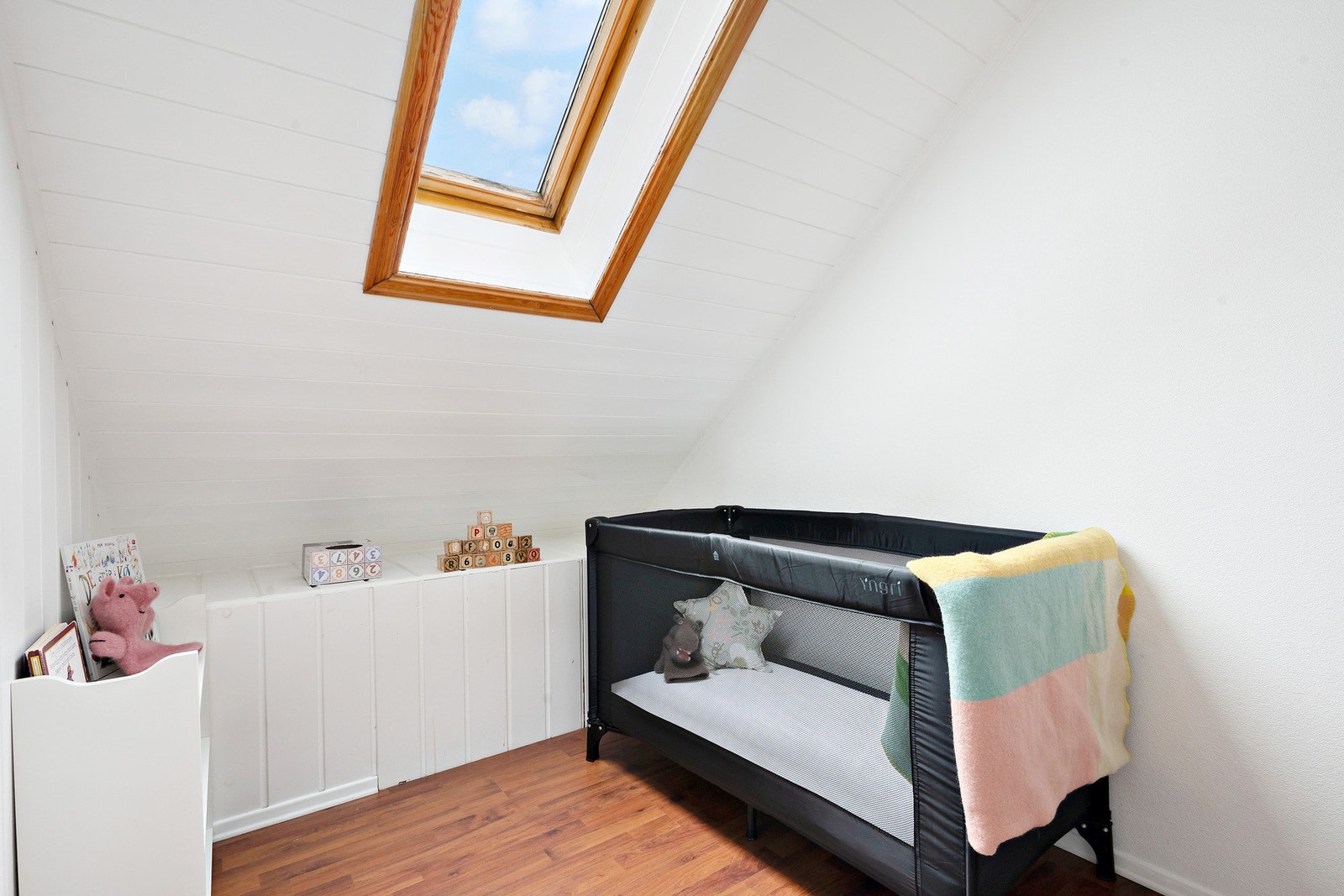 I etasjen finner du et ekstra rom som egner seg til gjester eller kontor. Dette rommet er ikke godkjent for varig opphold, men gir fleksible muligheter etter behov. Galleribilde