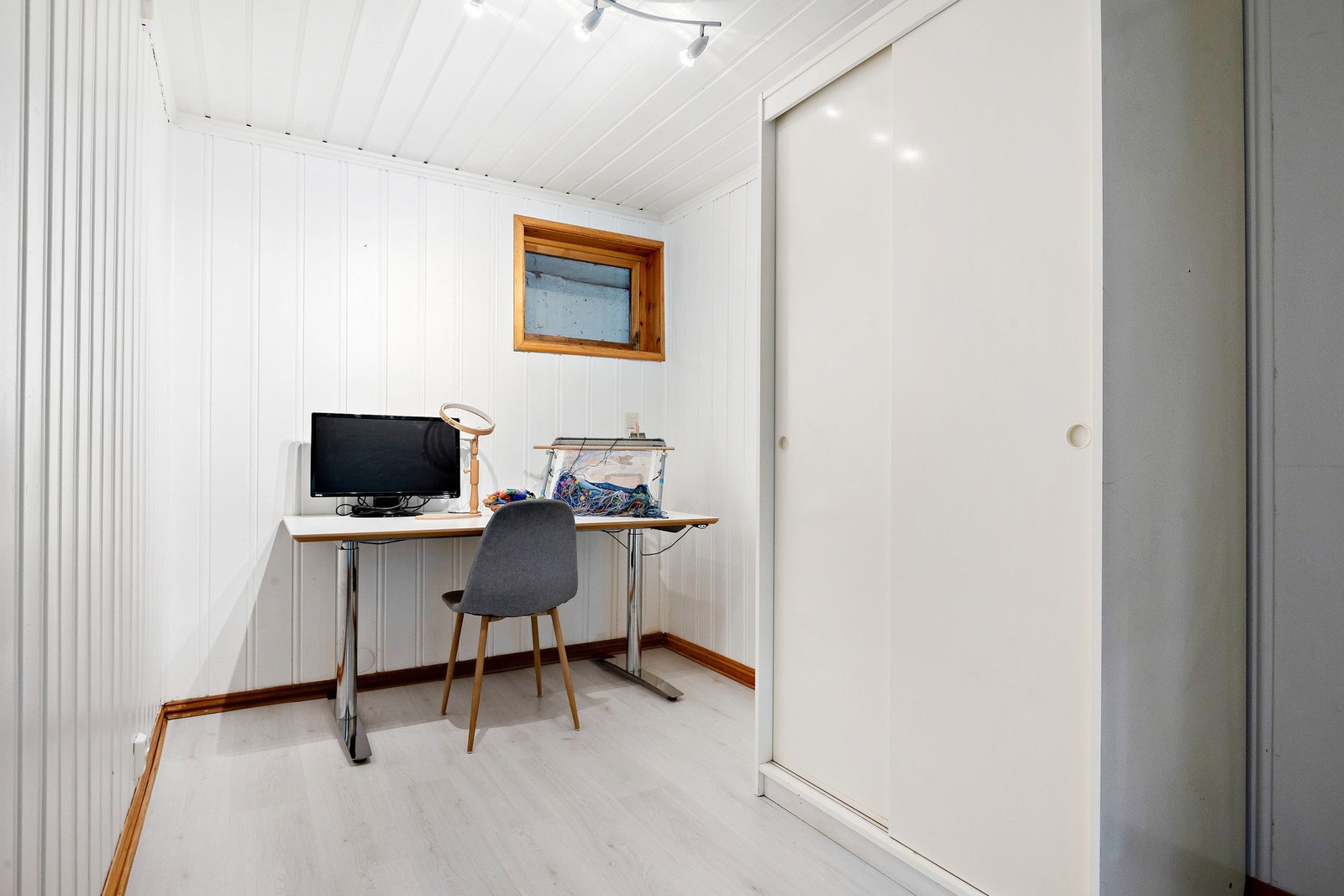 I underetasjen finnes et ekstra rom som gir ekstra lagringsplass eller mulighet for annet bruk. Rommet er ikke godkjent for varig opphold. Galleribilde