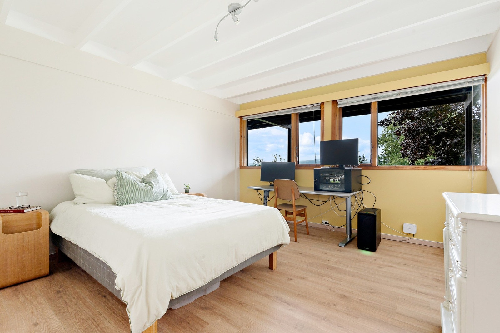 I denne etasjen finner du et romslig soverom med plass til både stor seng, garderobe og nattbord. Rommet er fleksibelt og har til og med plass til hjemmekontor. Galleribilde