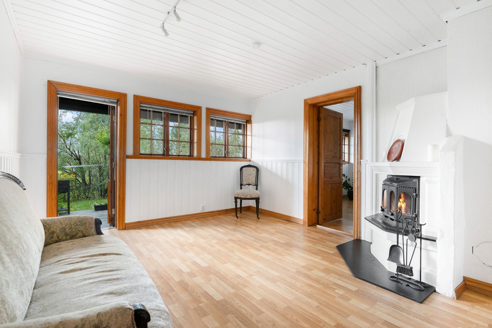 Stuen er lys og lun, med peis som gir ekstra varme og stemning. Galleribilde