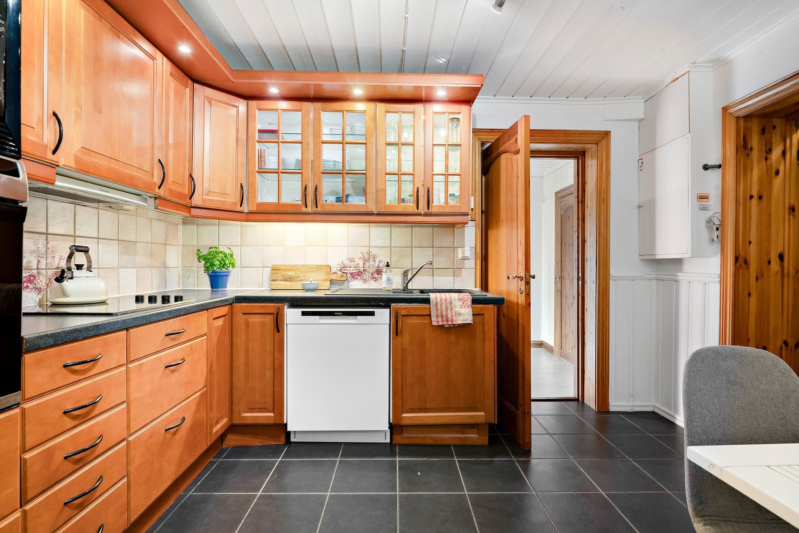 Kjøkkenet har profilerte fronter og laminatbenkeplate. Her finner du kjøl/fryseskap, oppvaskmaskin, komfyr, platetopp og mikro. Galleribilde