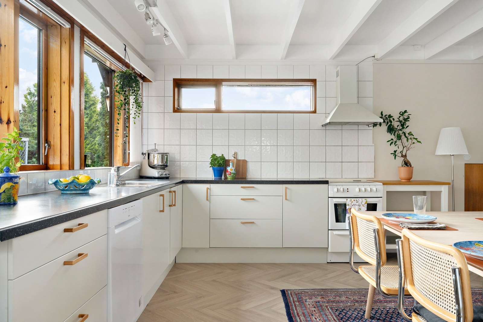 Stort og åpent kjøkken fra ca. 2006! Kjøkkenet er sosialt og funksjonelt, med åpen løsning mot stuen etter en romendring i 2021. Galleribilde