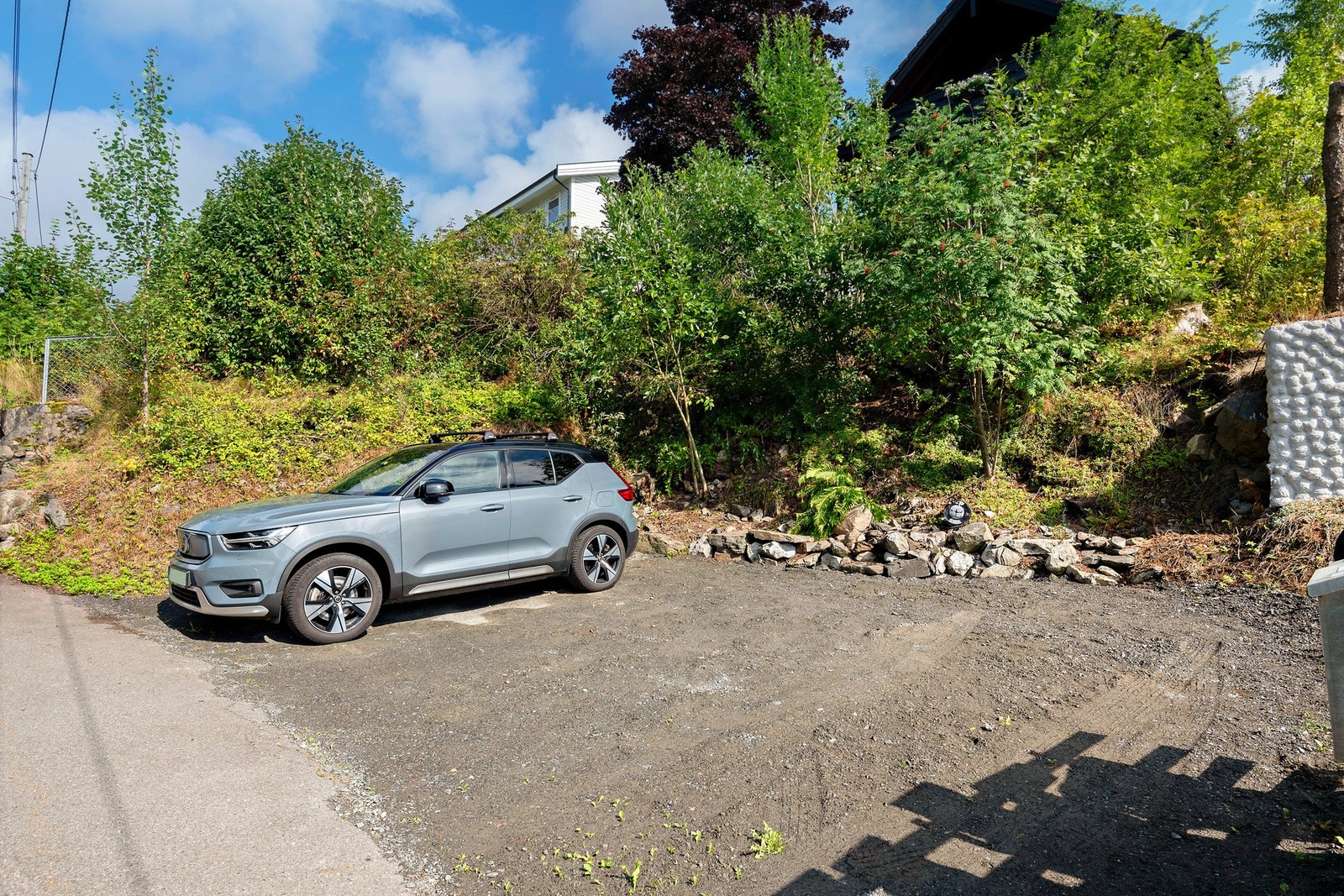 Boligen har parkeringsplass på nedsiden av eiendommen. Her kan man parkere to av husstandens biler. Galleribilde