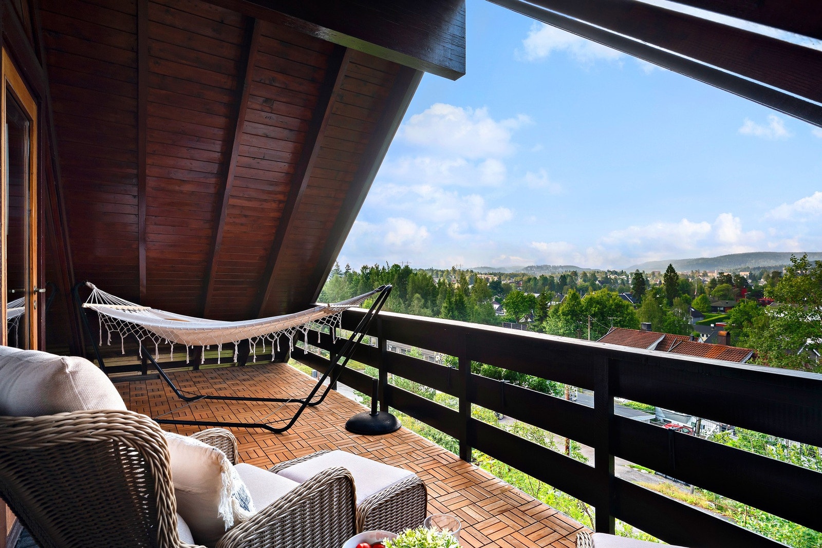 Fra loftstuen er det utgang til en flott balkong på 17 kvm, perfekt for å nyte frisk luft og nydelig utsikt. Galleribilde
