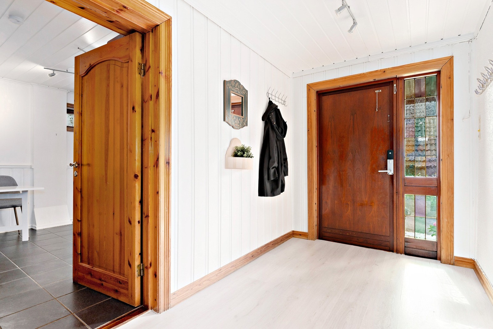 Velkommen til underetasjen! Her møter du en hyggelig entré med god plass til knagger og entremøbler. Galleribilde