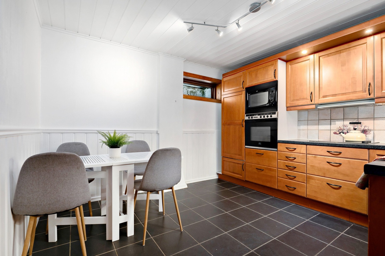 I tilknytning til gangen er kjøkkenet. Det er separat og har god plass til spisemøblement. Galleribilde