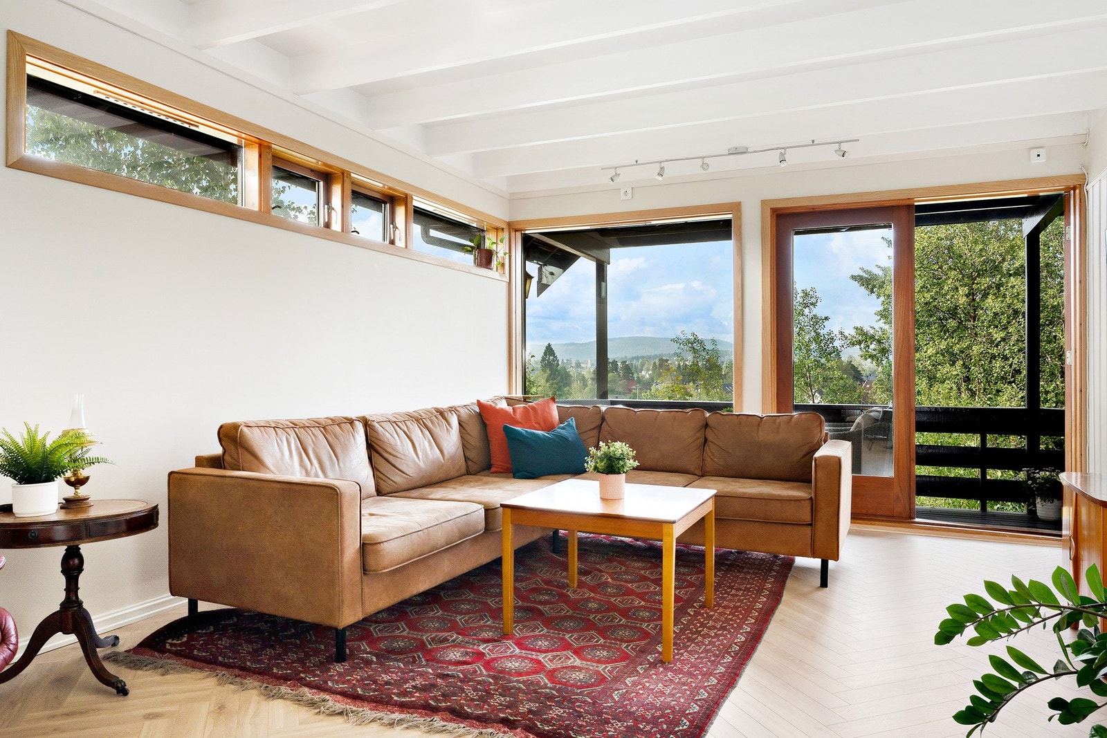 I stuen er det plass til både sofa- og TV-løsning. Vannbåren gulvvarme (drevet av solceller og energibrønn) gir et jevnt og behagelig inneklima. Galleribilde